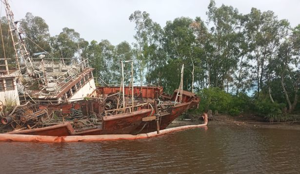 Barco abandonado en Carmelo