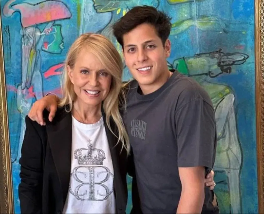 Cecilia Bolocco junto a su hijo Máximo