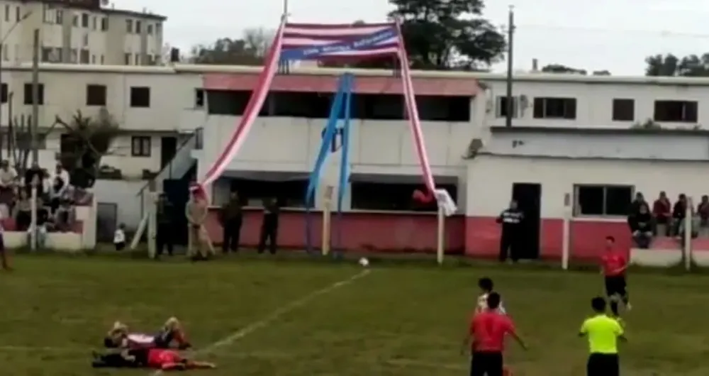 Choque de jugadores en el partido de Copa OFI entre Reformers y Wanderers de Carmelo