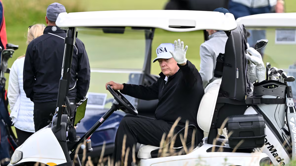 Donald Trump en un carrito blindado de golf en Escocia