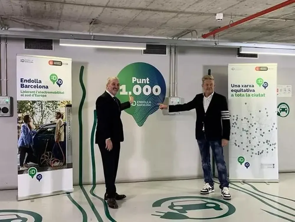 El alcalde de Barcelona, Jaume Collboni, acompañado del CEO de Seat Cupra, Wayne Griffiths, en el acto de inauguración del punto de carga número 1.000 de Barcelona Endolla.