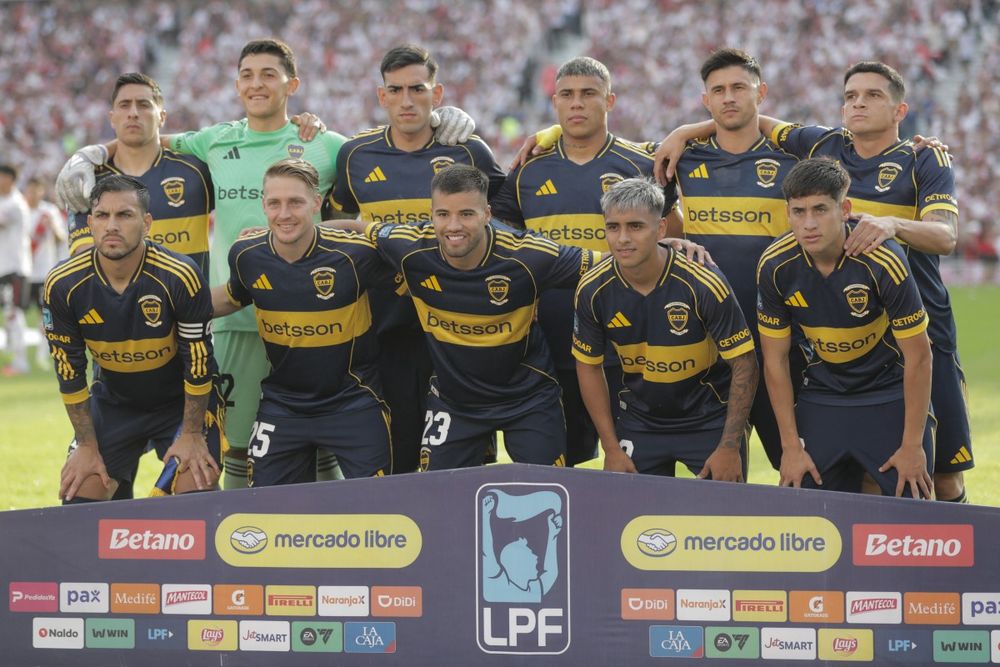 20260419 ALEJANDRO PAGNI / AFP Foto por ALEJANDRO PAGNI / AFP Boca Juniors players pose for a team photo ahead of the Argentine Professional Football League 2026 Apertura Tournament match between River Plate and Boca Juniors at MAS Monumental stadium in B