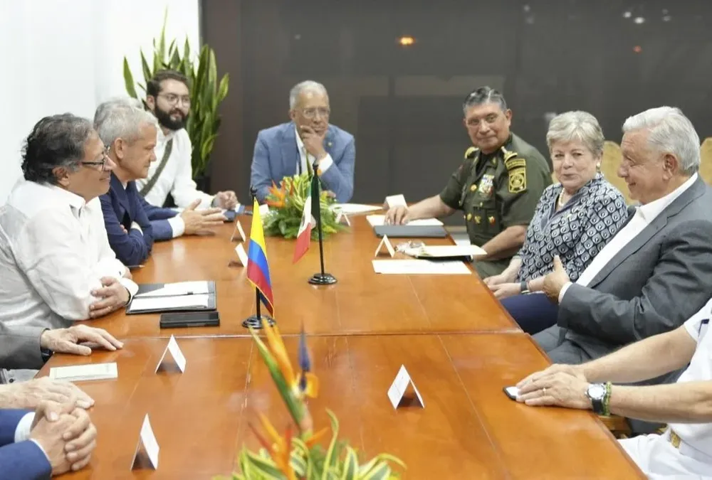 El presidente Petro (izq.) y el presidente López Obrador en la Conferencia Latinoamericana sobre drogas