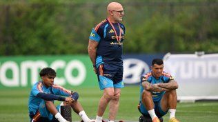 Lamine Yamal y Pedro Porro, entrenando al margen en la práctica de España