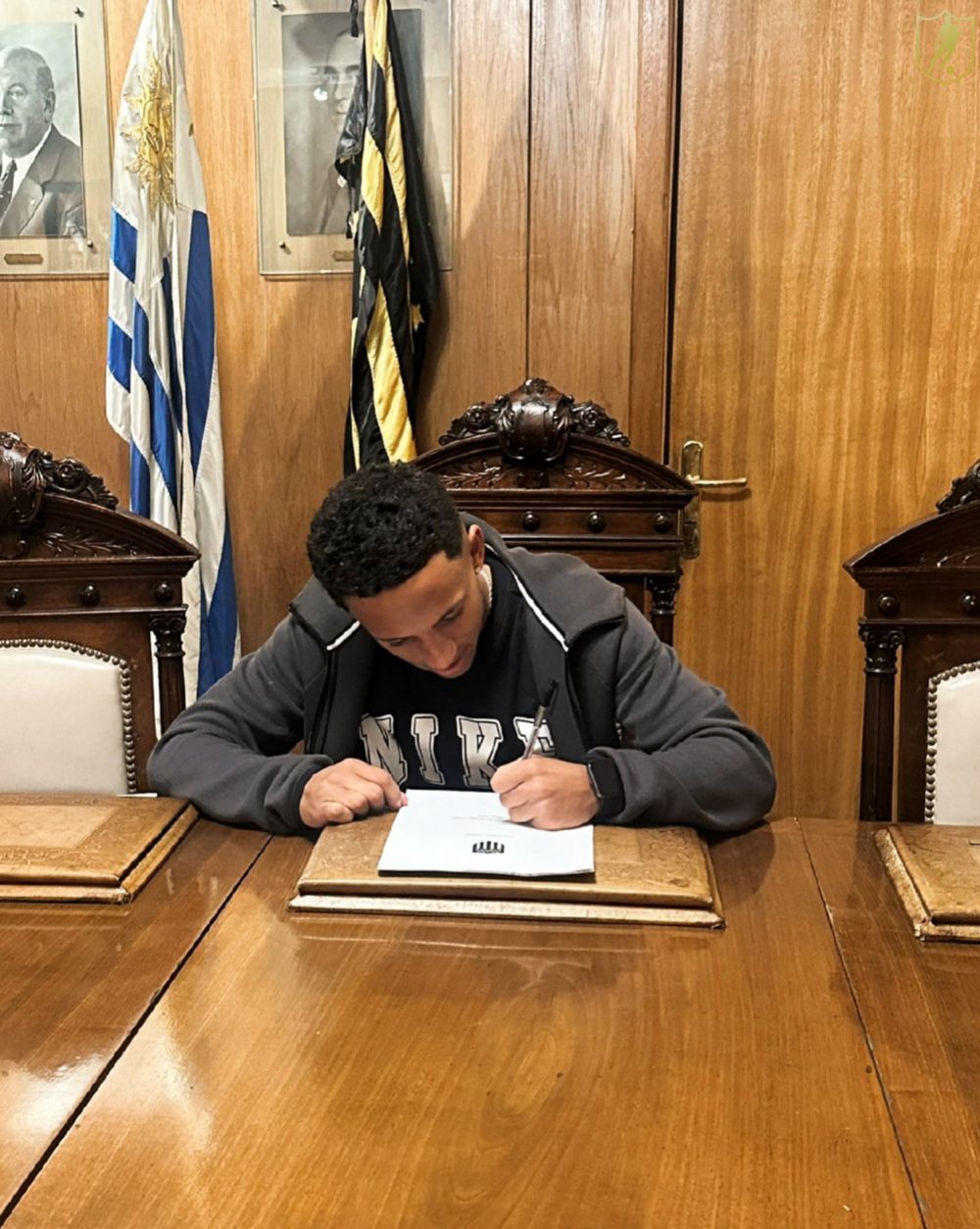Stiven Muhlethaler firmó su primer contrato con Peñarol Stiven Muhlethaler firmó su primer contrato con Peñarol
