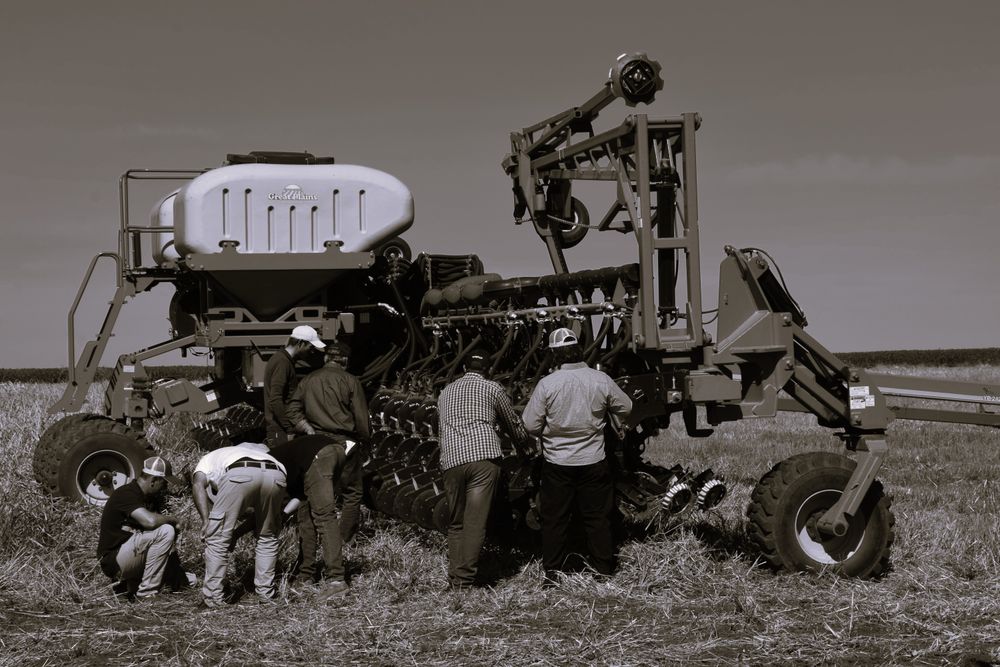 Expoactiva: la clásica postal de la innovadora idea de la ARS, productores alrededor de las máquinas, en medio del campo.