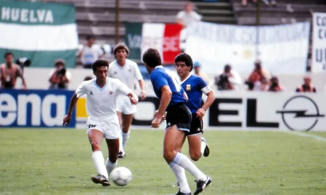 Ramos con la pelota y con Maradona cerca