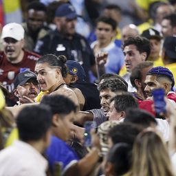 Darwin Núñez subió a la tribuna para defender a su familia de los hinchas colombianos