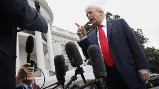 De Soros a Ford, más de 100 fundaciones acusan a Trump de explotar la violencia política para restringir libertades