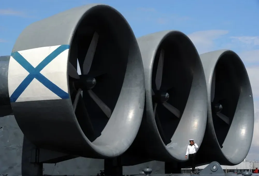 Barco en San Petersburgo. Foto de archivo.