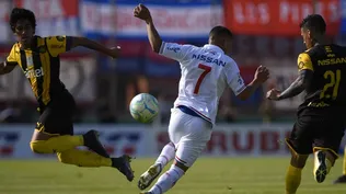 Forlán probó a Torres como volante pero De los Santos parece ganar la pulseada