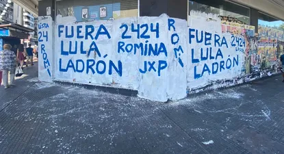 Pintada en contra de Lula en las inmediaciones de la Intendencia de Montevideo