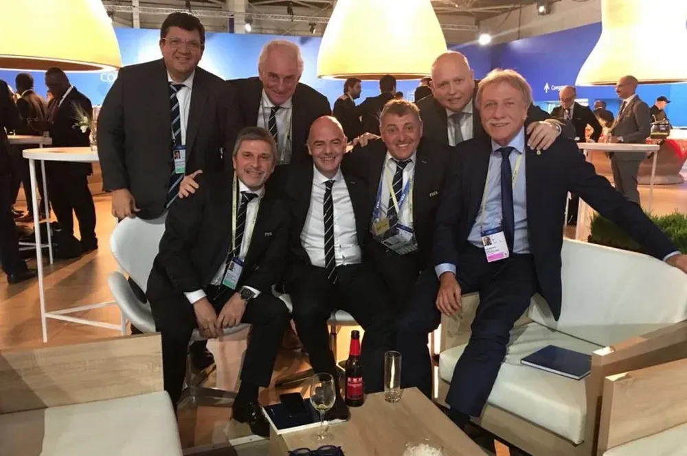 Los dirigentes uruguayos junto al presidente de FIFA, Gianni Infantino, en el Congreso de Moscú