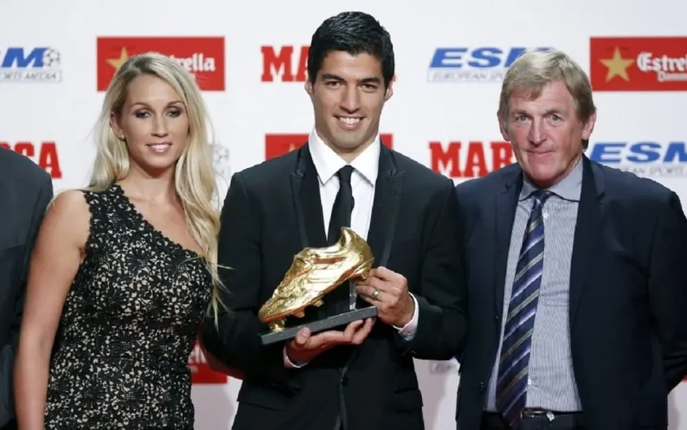 Suárez junto a su esposa Sofía y el exjugador del Liverpool, Kenny Dalglish, cuando obtuvo su primera Bota de Oro