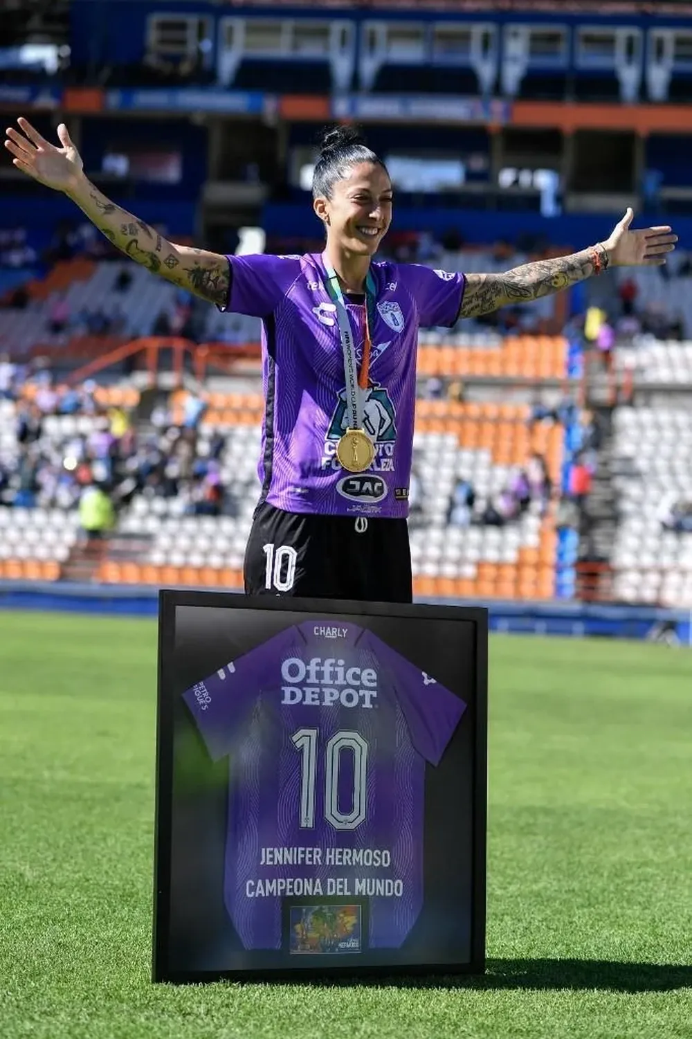 Jenni Hermoso en el homenaje de Pachuca