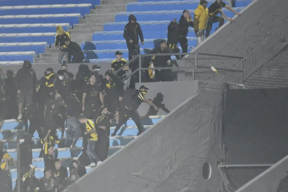Hinchas de Peñarol arrojan proyectiles hacia la América