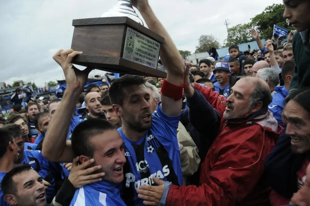Paulo Pezzolano con la copa del ascenso, este año