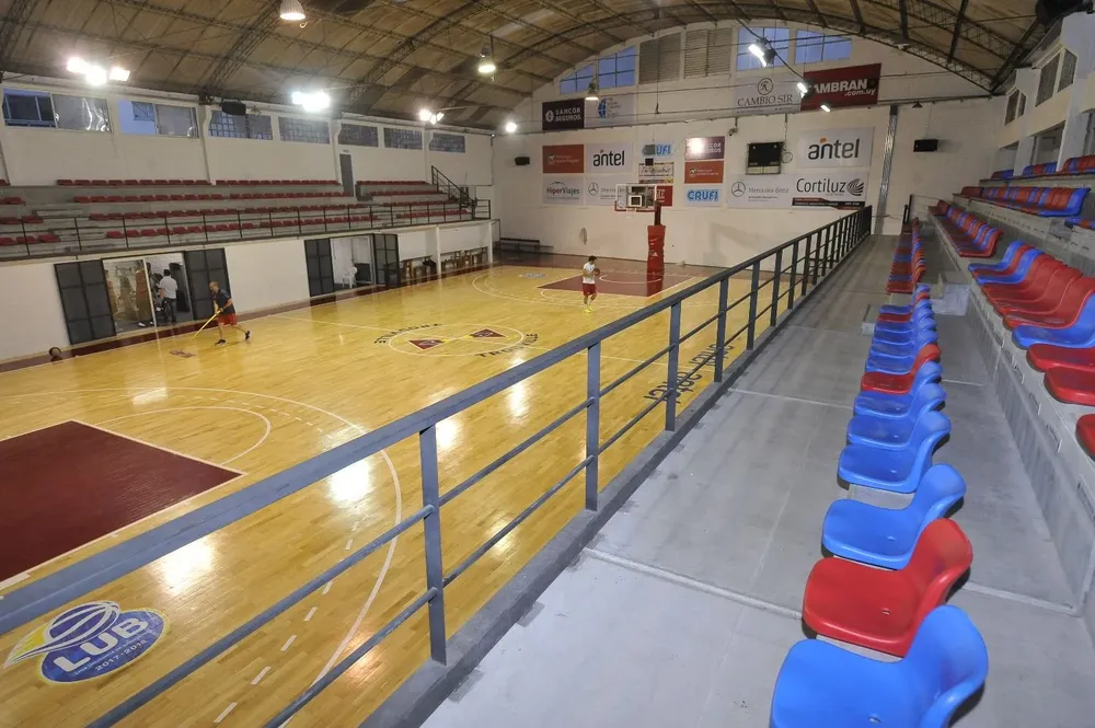 Un acrílico de la cancha de Trouville no aguantó