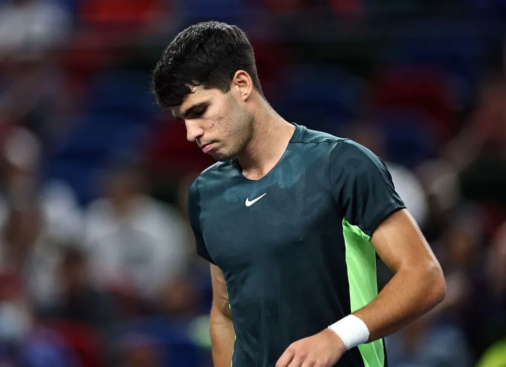 Carlos Alcaraz es baja en Basilea por lesión.