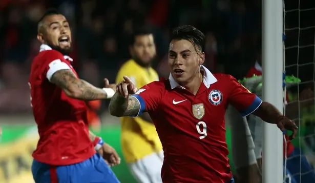 Eduardo Vargas festeja su gol frente a Brasil.