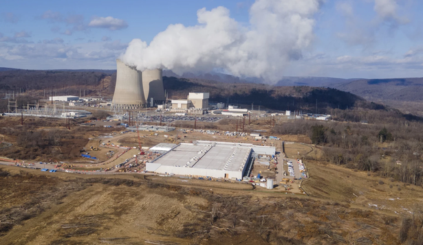 Un centro de datos de Amazon Web Services junto a una planta nuclear Un centro de datos de Amazon Web Services junto a una planta nuclear