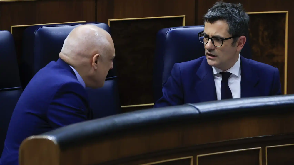 Félix Bolaños habla con el secretario de Estado para las relaciones con las Cortes, Rafael Simancas. EFE