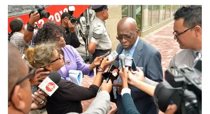El exvicepresidente de la FIFA Jack Warner habla con la prensa