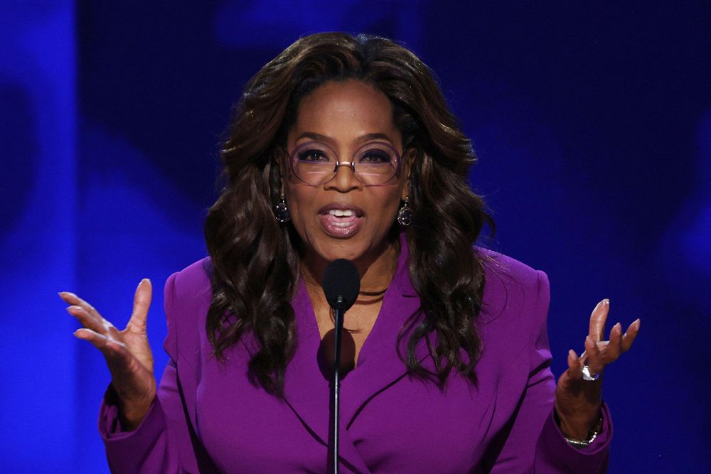 Oprah Winfrey dio la sorpresa al presentarse fuera del programa sobre el escenario del United Center de Chicago el tercer día de la Convención Nacional Demócrata.
