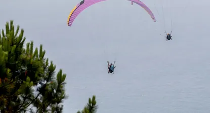 El vuelo en parapente como acto de campaña.
