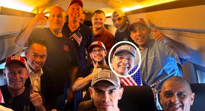 El asesino convicto Dahud Hanid Ortiz, con el rostro rodeado, en el avión fletado por el gobierno estadounidense que lo devolvió a Estados Unidos el pasado viernes.