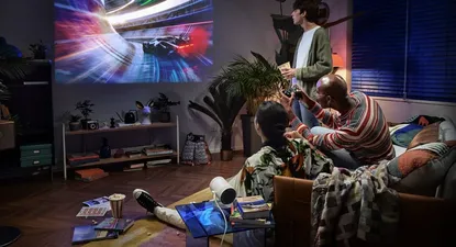 Cuenta con funciones de calibración y nivelación automática, que permiten que el dispositivo ajuste automáticamente su pantalla a cualquier superficie