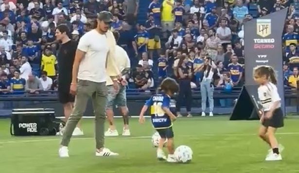 Edinson Cavani y el tierno momento jugando con sus hijos en La Bombonera