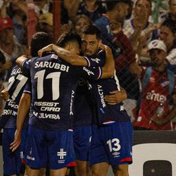 Tomás Verón Lupi, Maximiliano Silvera y Emiliano Ancheta celebran uno de los goles de Nacional contra Boston River Tomás Verón Lupi, Maximiliano Silvera y Emiliano Ancheta celebran uno de los goles de Nacional contra Boston River