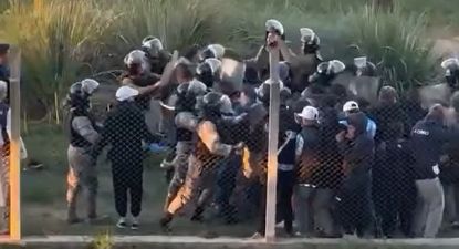 Hinchas de Cerro que denunciaron represión policial en la llegada al Campeón del Siglo