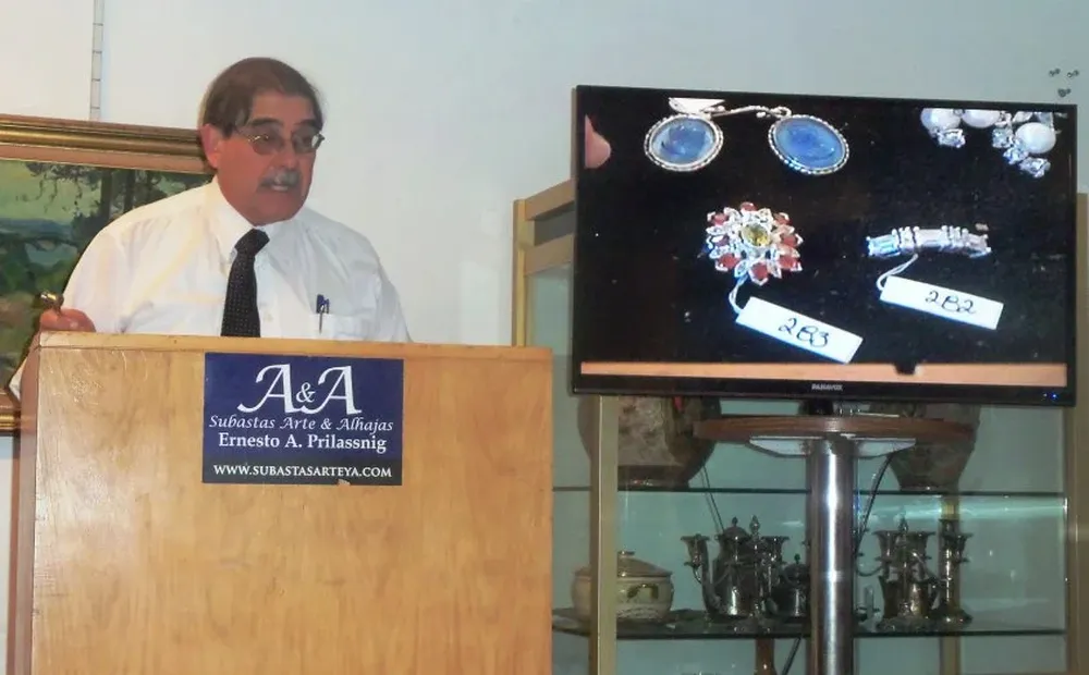 Ernesto Prilassnig rematando una de las alhajas