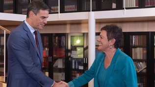 Pedro Sánchez estrecha la mano a la portavoz de Bildu en el Congreso de los Diputados, Mertxe Aizpurua