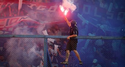 Los hinchas de Nacional encienden bengalas y se suben al tejido minutos antes del inicio del partido