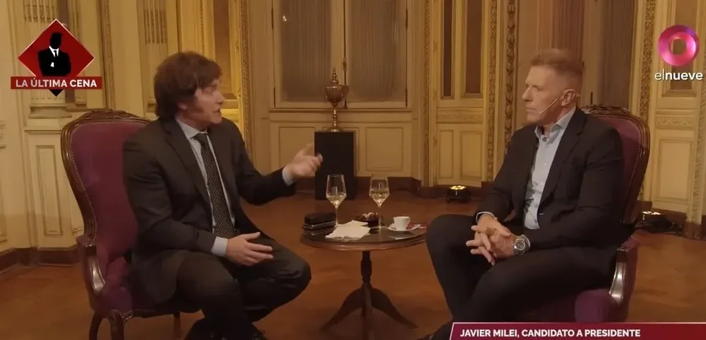 Alejandro Fantino entrevistando al candidato presidencial Javier Milei en La última cena, en El Nueve