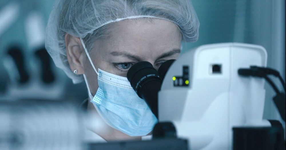 La forense Joanne Cochrane examinó los objetos recuperados del apartamento de Mary en un laboratorio.
