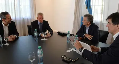 Dirk Donath de L Catterton y Francisco de Narváez junto a Mauricio Macri durante el anuncio de la inversión
