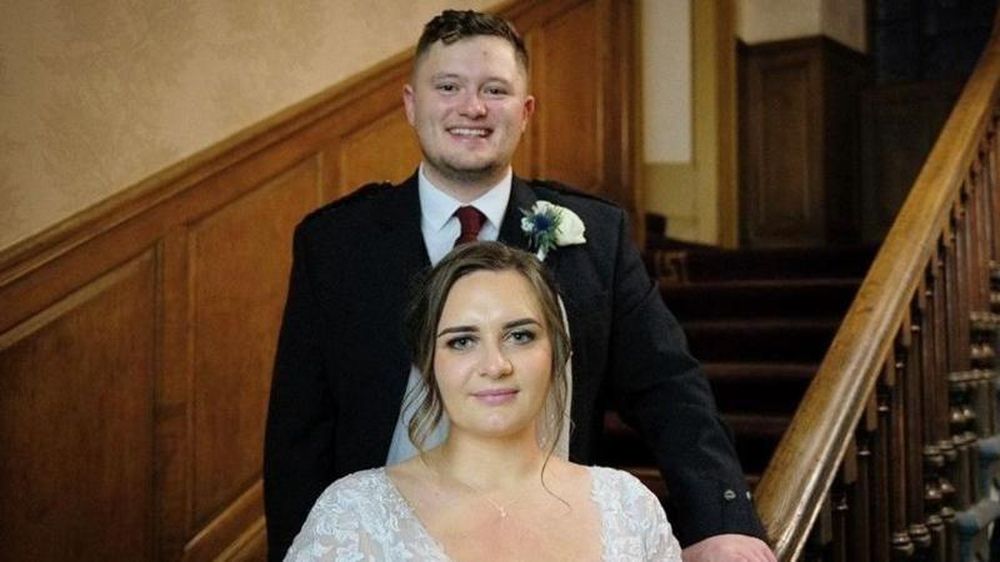 La pareja en su boda en diciembre después de que la cirugía exitosa dejó intacta la memoria de Weronika.