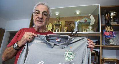 Jorge Fossati con la última camiseta que vistió como arquero profesional: la de Coritiba de Brasil