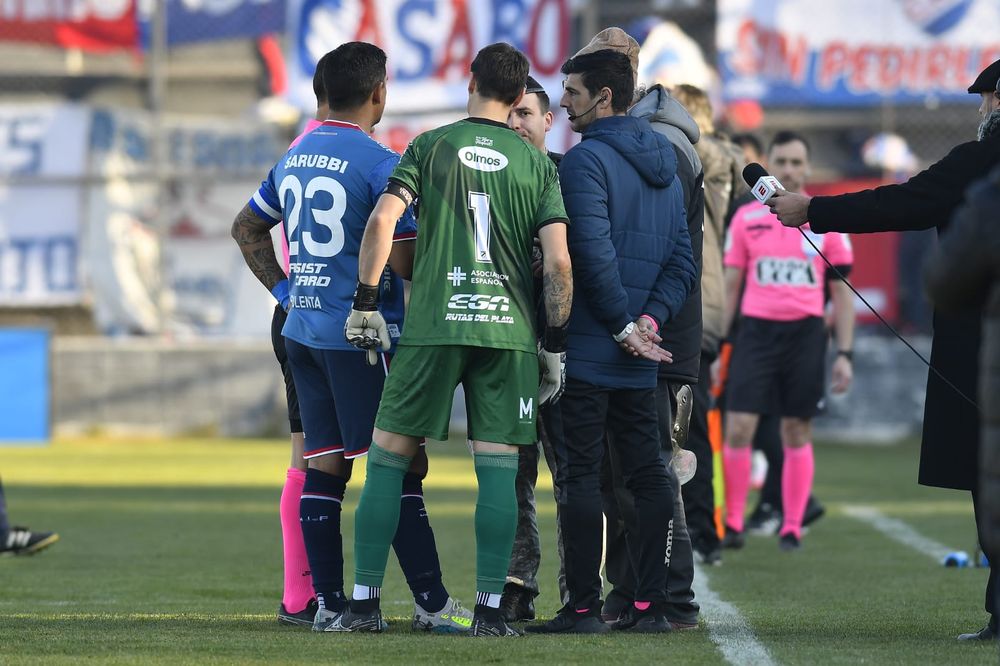 El árbitro y los capitanes se reúnen con la policía