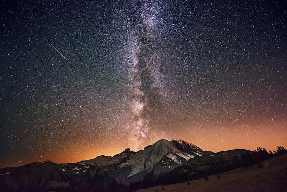 La Vía Láctea explotando sobre el Monte Rainier
