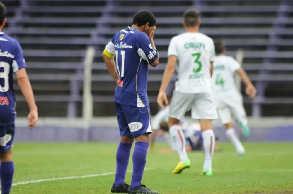 Nicolás Olivera volvió a fallar un penal, ante Rampla Juniors