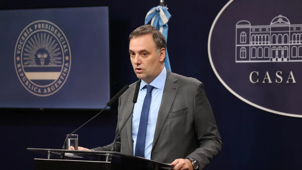 Manuel Adorni participó en la comunicación oficial del Plan de Reparación Histórica