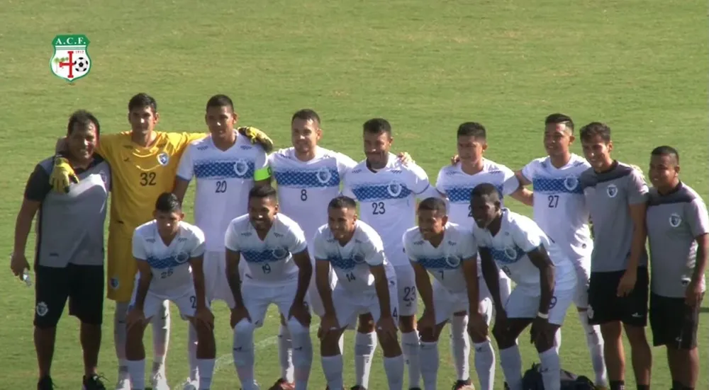Marset, con la número 23, forma junto al plantel de Los Leones FC El Torno, equipo que creó en Bolivia