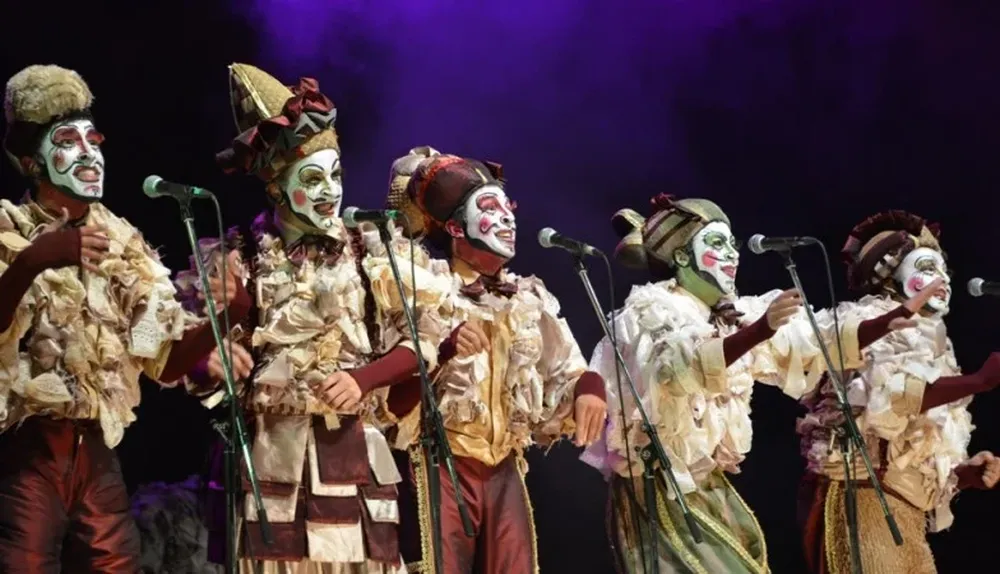 Integrantes de la murga Metele que son Pasteles