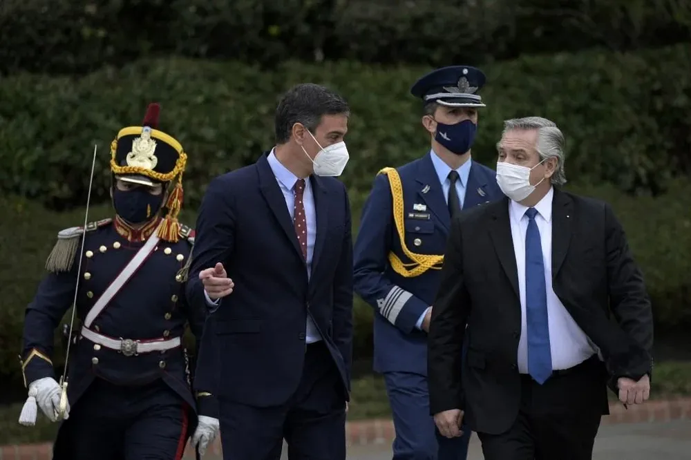 A la izquierda el presidente español, Pedro Sánchez. A la derecha, el presidente argentino, Alberto Fernández