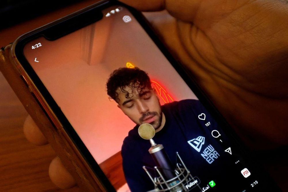 A Shervin Hajipour, un conocido cantante y ganador de un premio Grammy, se le ordenó que estudiara y resumiera dos libros religiosos.